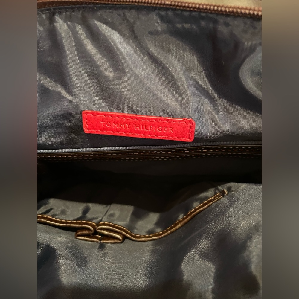 NEW Tommy Hilfiger Hand/ Shoulder Bag with Logo design Gorgeous. - Picture 13 of 15